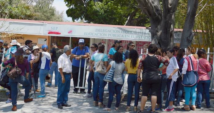 Profesores de la CETEG durante protesta en las instalaciones de las oficinas de la Delegación de la Secretaría de Educación Pública. Foto: Cuartoscuro.
