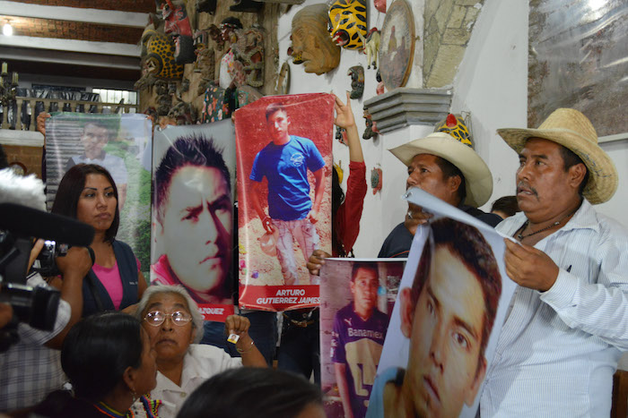 CHILAPA DE ALVAREZ, GUERRERO, 30MAYO2015.- Familiares de desaparecidos en esta ciudad, después de sostener una reunión con autoridades del gobierno federal, dieron una conferencia de prensa en el restaurant “Casa Pilla” en el centro, en la que señalaron que esperarán la respuesta de la investigación de la ubicación de su familiares; ahí mostraron fotografías de los desaparecidos. Cabe mencionar que durante el mensaje se observaron recorridos de la Policía Federal. FOTO: JOSÉ I. HERNÁNDEZ /CUARTOSCURO.COM