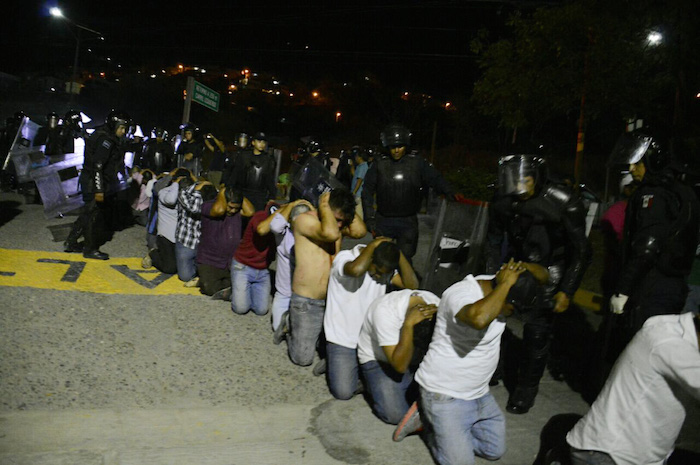 73 detenidos, 10 personas lesionadas entre ellas cuatro policías federales fue el saldo del desalojo de la Autopista del Sol. Foto: Cuartoscuro.