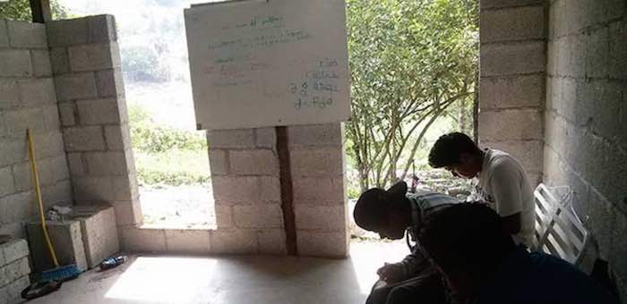 Poco más de 70 alumnos se resisten a dejar sus estudios de nivel medio superior. Foto: Archivo Pulso.