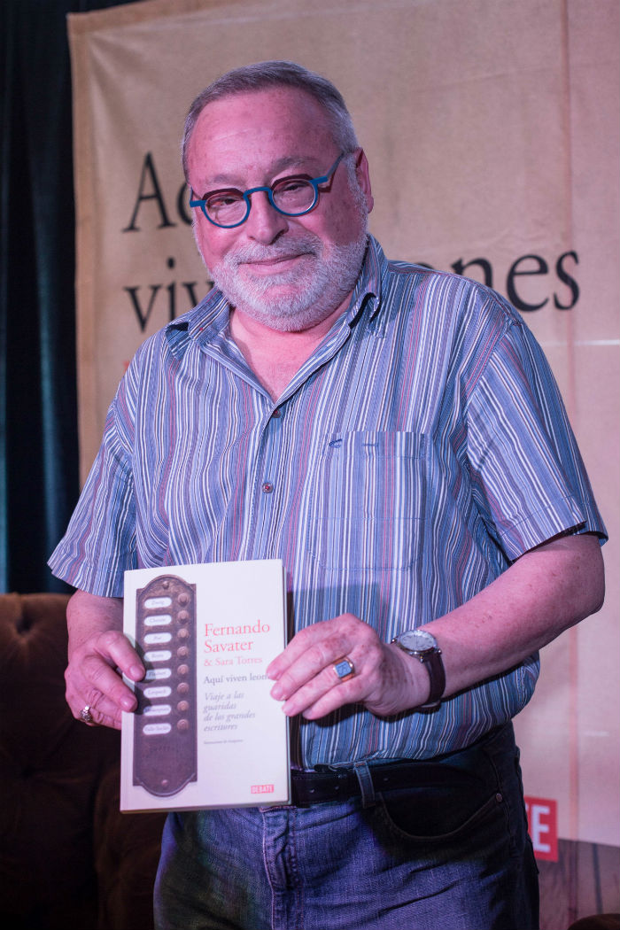 Fernando Savater y el último libro de su vida. Foto: Francisco Cañedo, SinEmbargo