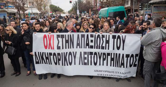 En la imagen, un grupo de personas protestan en Grecia en contra de las reformas impulsadas por el gobierno. Foto: Shutterstock.