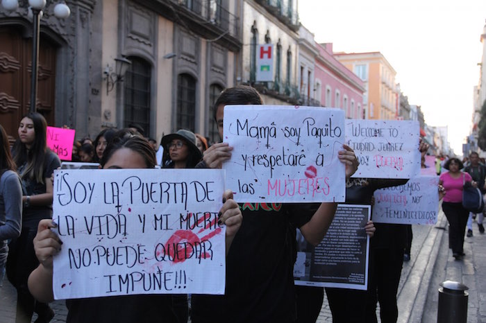 En febrero pasado, cientos de personas marcharon por las calles de la ciudad de Puebla para exigir un basta a los feminicidios. Foto: Luis Barrón, SinEmbargo