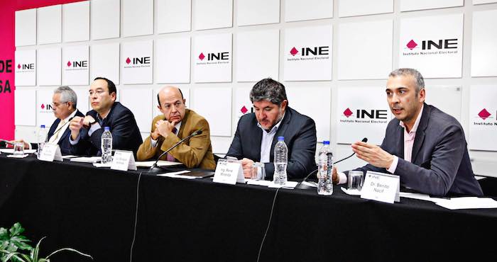 Los consejeros electorales Enrique Andrade González, Ciro Murayama Rendón, Benito Nacif Hernández, Javier Santiago Castillo, y el ingeniero René Miranda Jaimes, integrantes de la dirección y de la comisión del Registro Federal de Electores, ofrecieron una conferencia de prensa para informar que se localizó un padrón electoral de México en un sitio de Internet. Foto: Cuartoscuro.