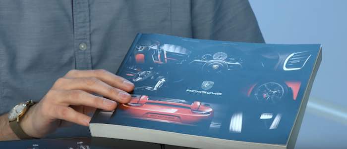 En la imagen, el amplio manual del Porsche de Lego. Foto: Especial.