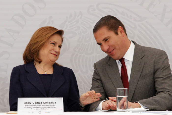 La Procuradora General de la República Arely Gómez, junto al Gobernador de Puebla, Rafael Moreno Valle. Foto: Cuartoscuro