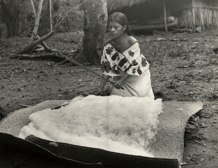 Mujer nahua batiendo algodón. Foto: RMA