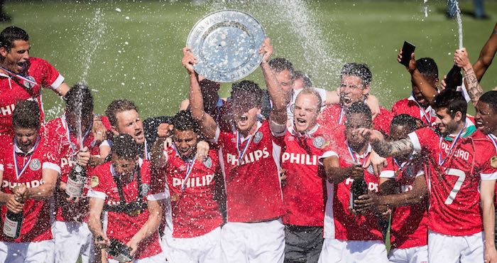 El PSV Eindhoven revalidó hoy el título de campeón de la Liga holandesa de fútbol, que ganó por vigésima vez. Foto: EFE.