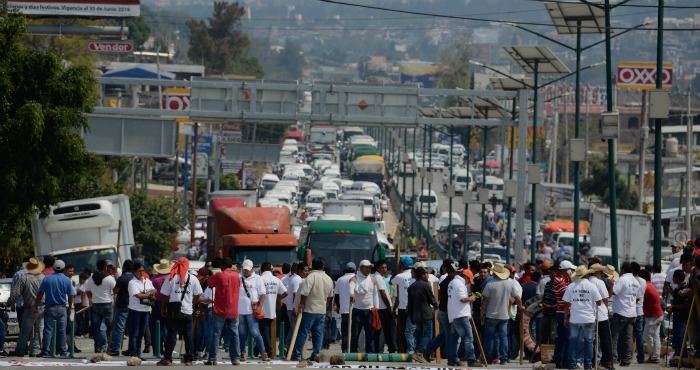 Miles de pobladores de Leonardo Bravo, Heliodoro Castillo y San Miguel Totolapan, marcharon el pasado jueves por la autopista del sol, los inconformes exigieron seguridad en los pueblos, servicios médicos, educación y que el ejército no fumigue porque debido a que afecta la salud de los habitantes. Foto: Cuartoscuro.