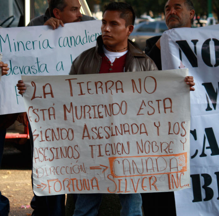 Habitantes de San Jose del progreso Oaxaca se manifestaron a las afueras de la embajada de Canada, para exigir justicia a los muertos por las minas en 2012. Foto: Cuartoscuro