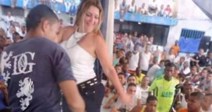 En la imagen, Claudia Patricia Giraldo Ossa mientras baila con uno de los reos. Foto: Especial.