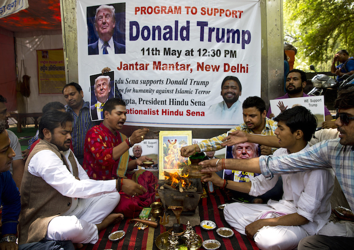Activistas de la India efectúan rituales para favorecer la victoria de Donald Trump en las elecciones primarias republicanas estadounidenses. Foto: AP.