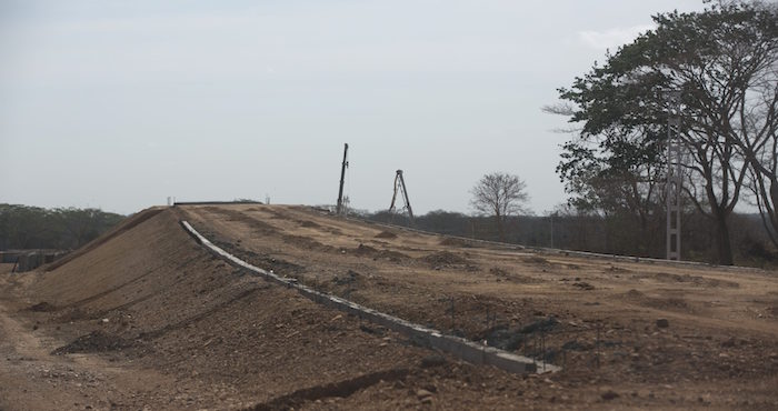 En esta imagen del 21 de marzo de 2016, una carretera sin terminar que iba a formar parte de la primera red de ferrocarril de alta velocidad en Sudamérica, un proyecto abandonado por sus gerentes chinos en El Sombrero, estado de Guarico, Venezuela. Foto: AP