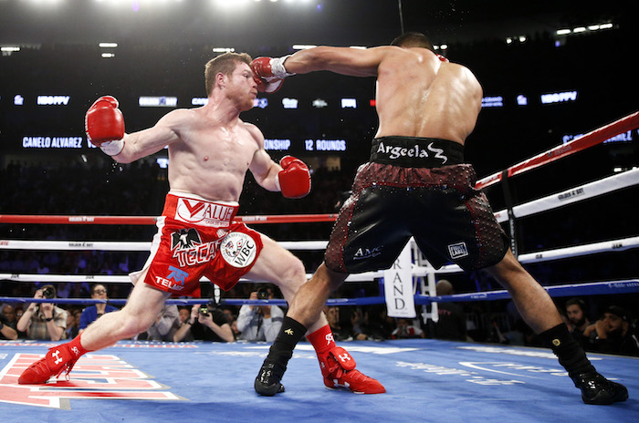 Saúl "Canelo" Alvarez, izquierda, venció el pasado sábado a Amir Khan. Foto: AP.