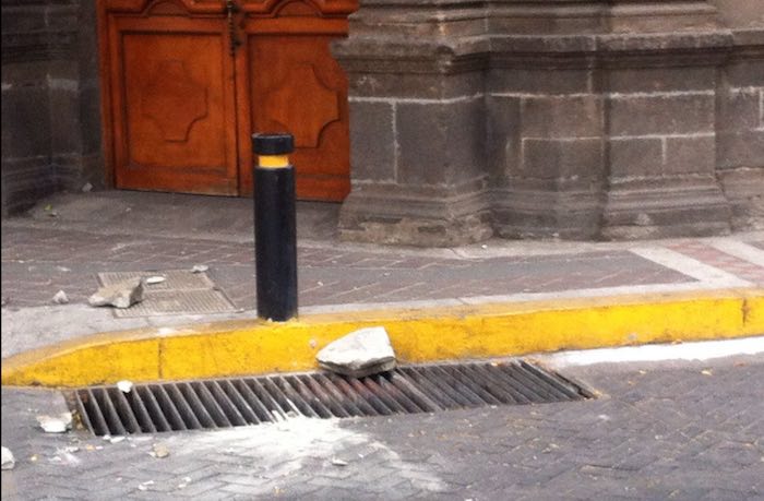 Una parte de la fachada del edificio de la Tesorería se desprendió. Foto: Twitter @glezpineda.