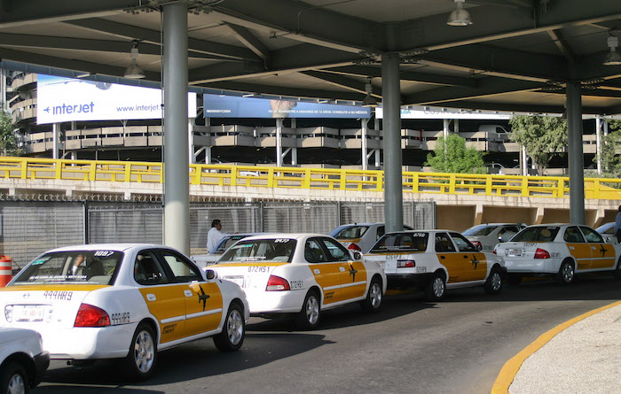 La Cofece alertó por probable monopolio de taxis en el Aeropuerto de la CdMx para manipular precios. Foto: Cuartoscuro