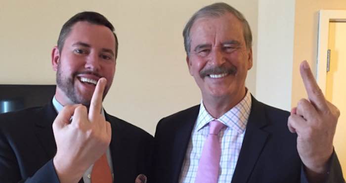 En la imagen, el ex Presidente de México, Vicente Fox Quezada (der.), y un acompañante. Foto: Kick Ass Politics.