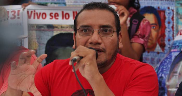 En la imagen, Vidulfo Rosales, abogado de los 43 padres de los desparecidos de Ayotzinapa durante una conferencia. Foto: Cuartoscuro.