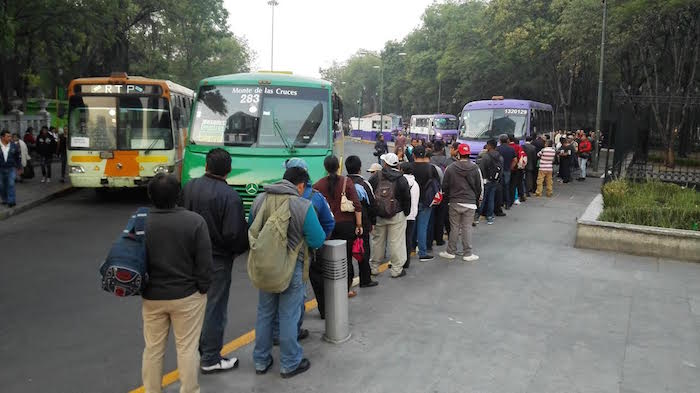 Usuarios de transporte público hacen largas filas en el paradero de Chapultepec. Foto: Luis Barrón, SinEmbargo. 