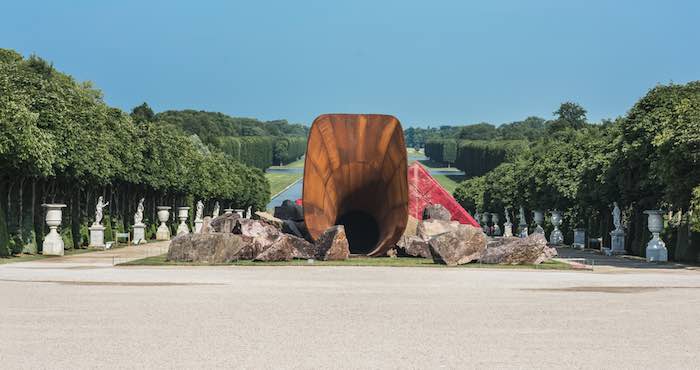 En la imagen, la escultura "Dirty Corner" de Anish Kapoor, en los jardines del palacio de Versailles en Francia. Foto: Shutterstock.