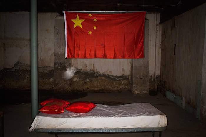 Un sótano con camas pequeñas y pipas largas colocadas al alcance de la mano desde la cama. Foto: Lee Holland