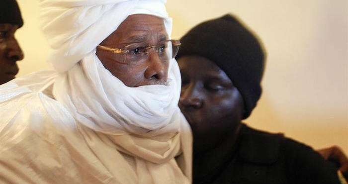 El ex dictador chadiano Hissène Habré (i) a su llegada al tribunal de Dakar, Senegal el 20 de julio de 2015. Foto: EFE/Archivo.