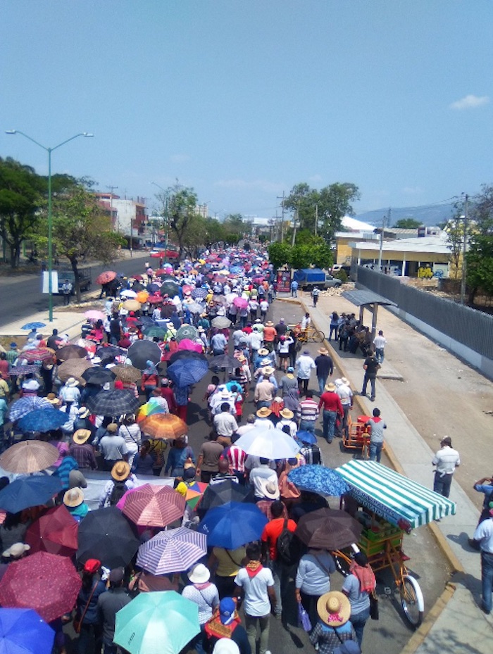 Miles de personas marcharon Tuxtla Gutiérrez, Chiapas, para iniciar un planton en la plaza central. Foto: @yanezjl 