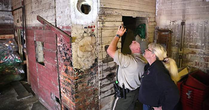 Bomberos ayudando a rescatar a . Foto: Daily Times Herald