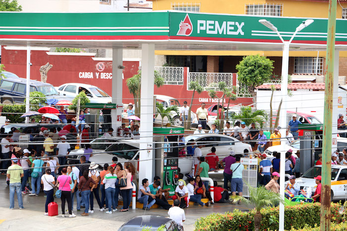T15.- Maestros de la Coordinadora Nacional de Trabajadores de la Educación, tomaron una docena de gasolineras de la ciudad y regalaron el combustible a los conductores. Foto: Cuartoscuro/Archivo. 