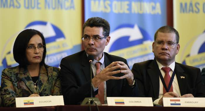 Gaviria, economista de formación, dijo que la presión demuestra los extremos a los que está dispuesta a llegar la industria farmacéutica para proteger sus intereses comerciales. Foto: AP