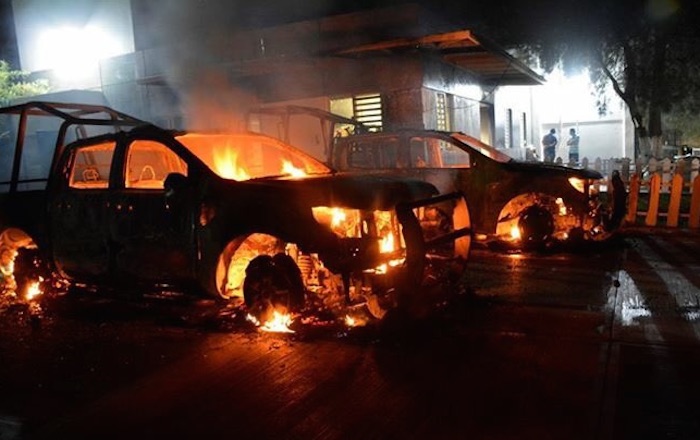 Los habitantes de Motozintla, Chiapas, incendiaron dos patrullas de la Policía Municipal. Foto: Twitter