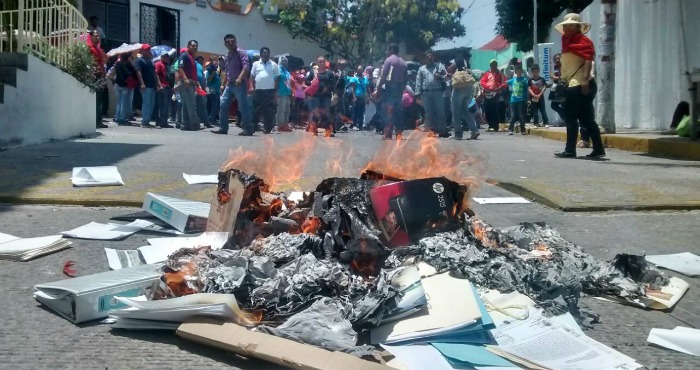 Integrantes de la CETEG destrozaron mobiliario y quemaron documentación.