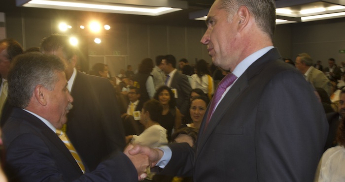 José Antonio Estefan Garfias, Coalición con Rumbo y Estabilidad por Oaxaca (CREO), saluda al gobernador oaxaqueño Gabino Cué, durante la celebración de los 27 años del Partido de la Revolución Democrática. Foto: Cuartoscuro