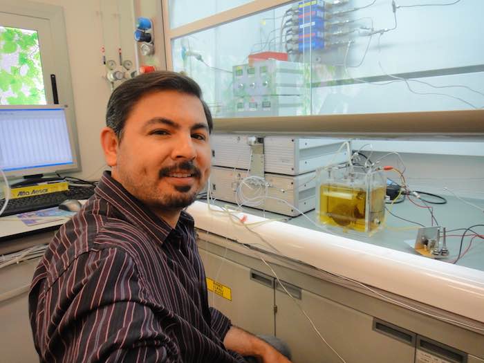 El investigador Gabriel Luna explicó cómo por medio de la hidrólisis puede generarse energía para consumo diario. Foto: Conacyt
