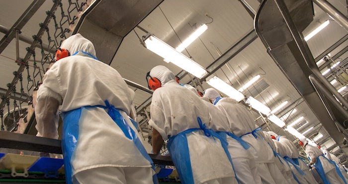 Un trabajador en de Tyson Foods dijo en el reporte que muchos empleados en su planta en North Carolina "se han orinado en los pantalones". Foto: Shutterstock