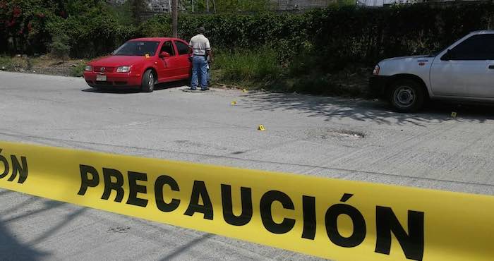 El cuerpo estaba en un Jetta rojo y en el lugar se encontraron 9 casquillos percutidos calibre 9 milímetros. Foto: Archivo El Sur.