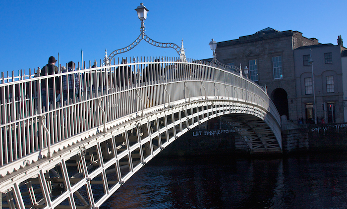Durante dos siglos, el "Ha'penny Bridge" ha sobrevivido rebeliones armadas como la del Levantamiento de Pascua de 1916, que aceleró la independencia de Irlanda del Reino Unido, o la Guerra Civil, que siguió a la separación entre Dublín y Londres (1922-1923). Foto: Wikicommons