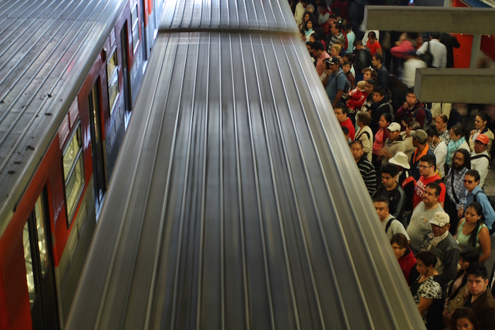 Para reducir la contaminación ambiental es necesario priorizar el transporte público. Foto: Cuartoscuro.