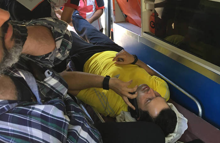 Paramédicos revisaron al Director y le hicieron un vendaje, luego de que un vehículo intentara atropellarlo. Foto: Vanguardia.