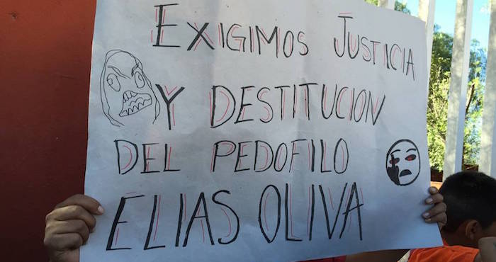 30 padres se manifestaron en las instalaciones e impidieron el paso a maestros y estudiantes. Foto: Omar Saucedo, Vanguardia.