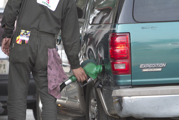 MÉXICO, D.F., 31DICIEMBRE2014.- A partir del primero de enero del 2015 los precios en combustibles será, Magna se eleva a 13.57 pesos por litro; la Premium, a 14.38; y el diésel, a 14.20 pesos por litro. FOTO: GUILLERMO PEREA /CUARTOSCURO.COM