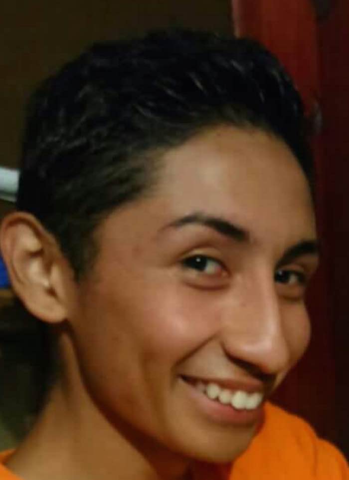 En la imagen, Gabriel Martínez, amenazado por la policía para obligarlo a confesar. Foto: BlogExpediente.