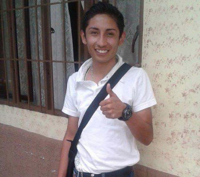 En la imagen, Gabriel Martínez, torturado y obligado a dejar sus huellas digitales en un vaso. Foto: BlogExpediente.