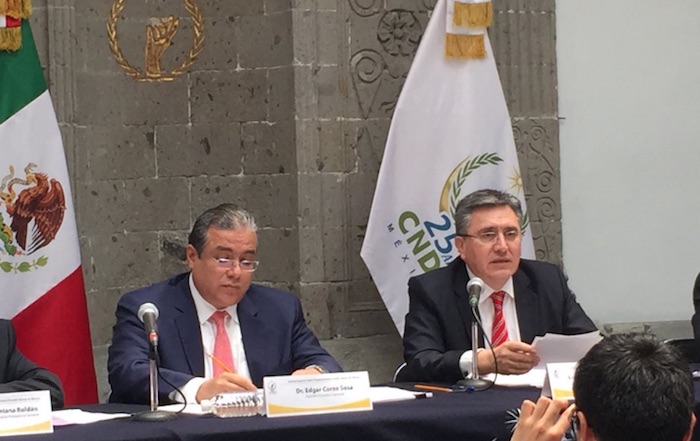 El titular de la CNDH, Luis Raúl González, y el quinto visitador del organismo, Edgar Corso. Foto: Cuartoscuro