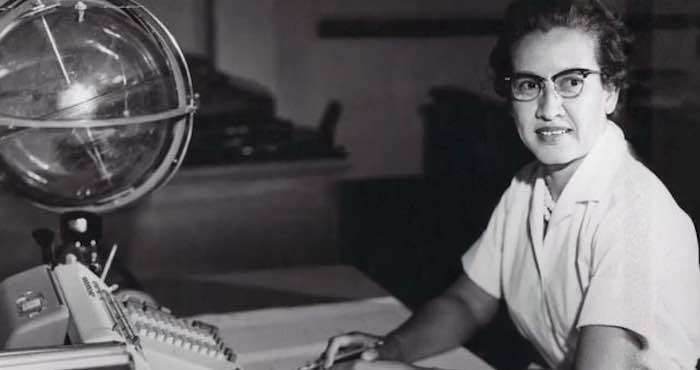 En la imagen, Katherine Johnson junto a una de las calculadoras mecánicas utilizadas en los orígenes de la NASA. Foto: ElDiario.es.