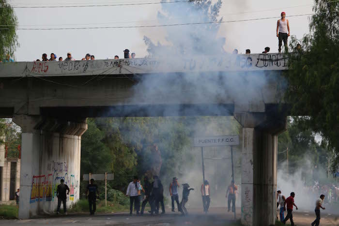 Tres personas, dos hombres y una mujer, supuestos secuestradores de un menor, fueron linchadas por pobladores de la comunidad de Atlatongo en este municipio. Foto: Cuartoscuro.
