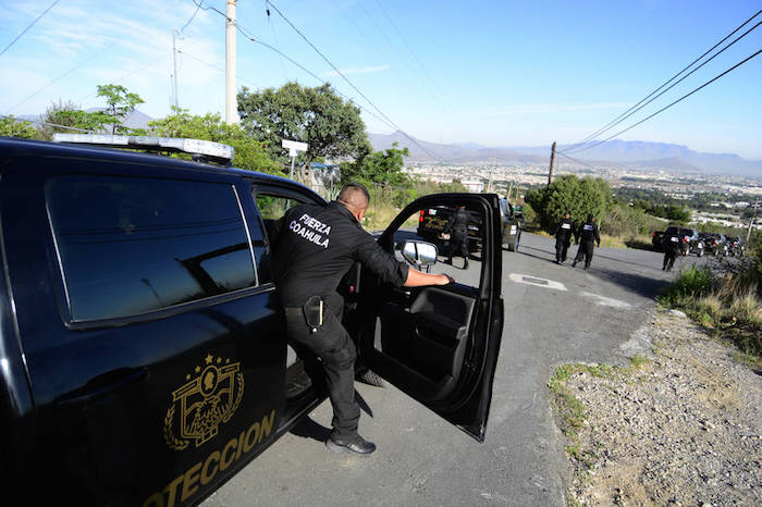 Fueron al menos seis patrullas de Fuerza Coahuilia sitiando el lugar, que se convirtió en un operativo policial, más que una diligencia. Foto: Vanguardia. 