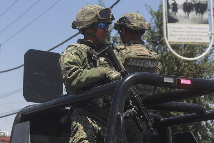 CIUDAD JUÁREZ, CHIHUAHUA, 27MAYO2016.- Un convoy de unidades de la Marina se desplegaron sobre la avenida Tecnológico, Avenida de La Raza y prosiguieron rumbo al poniente. Desde el fin de semana anterior, agentes de la Secretaría de la Marina arribaron a la frontera y han patrullado la localidad, so pretexto de apoyo a las unidades de vigilancia durante la estadía de "El Chapo" Guzmán. FOTO: NACHO RUIZ /CUARTOSCURO.COM