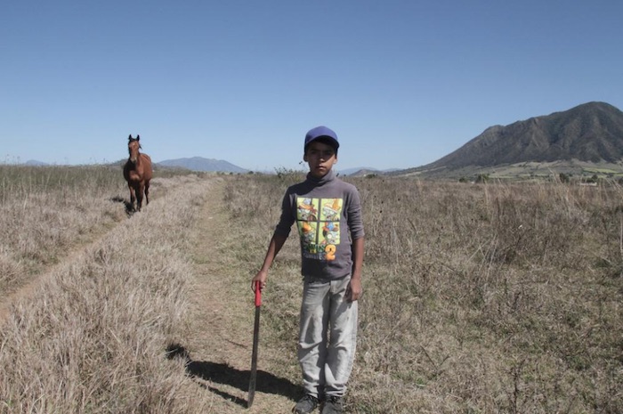 José Gómez, el mayor de 5 hermanos, se queja del mal olor durante el día cuando trabaja en el campo. Foto: VICE.com