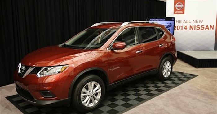 La compañía va a notificar a los dueños de vehículos a mediados de junio y remplazar los soportes de las portezuelas sin costo para los propietarios. Foto: AP